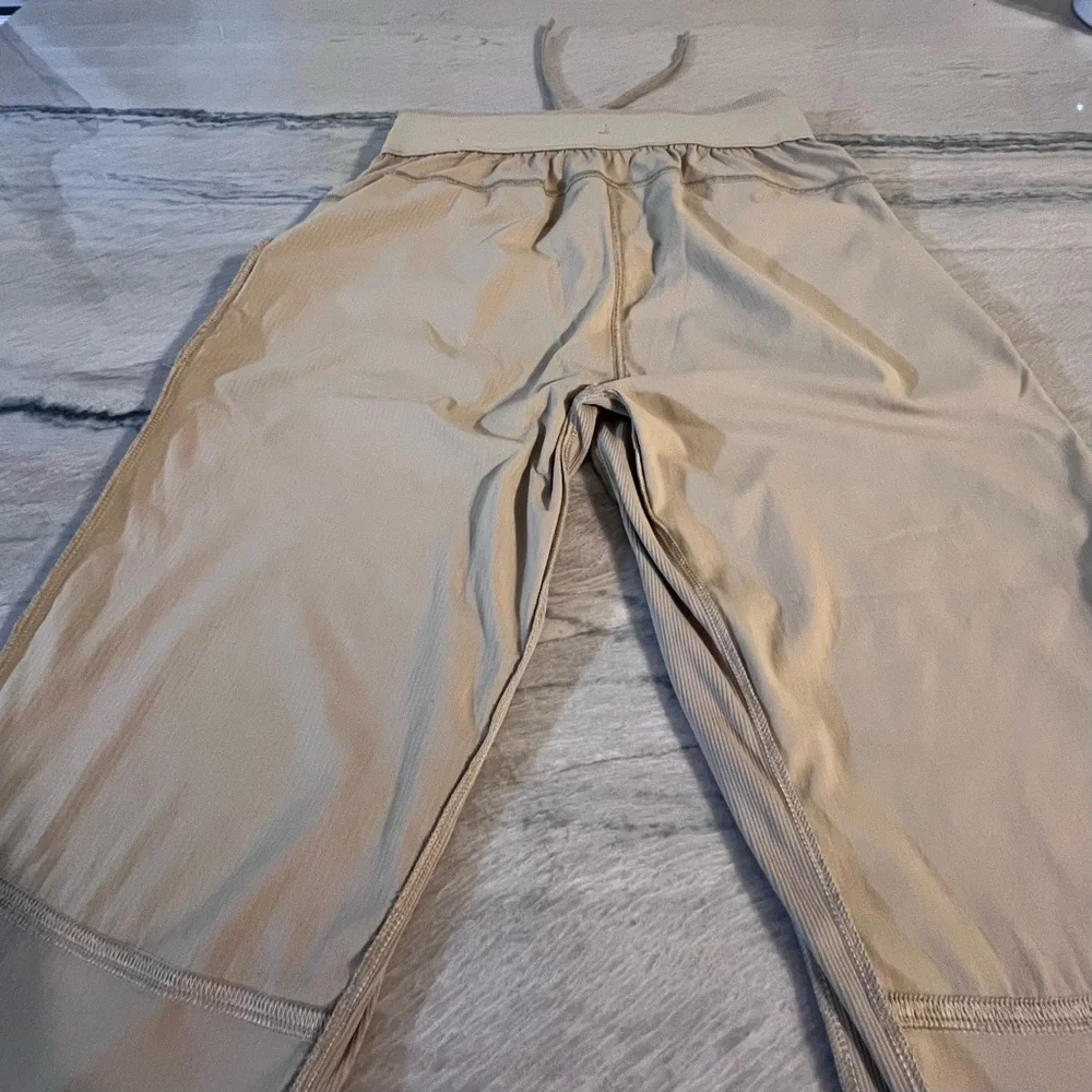 Lululemon Beyond the Studio Crop - Picture 12 of 16